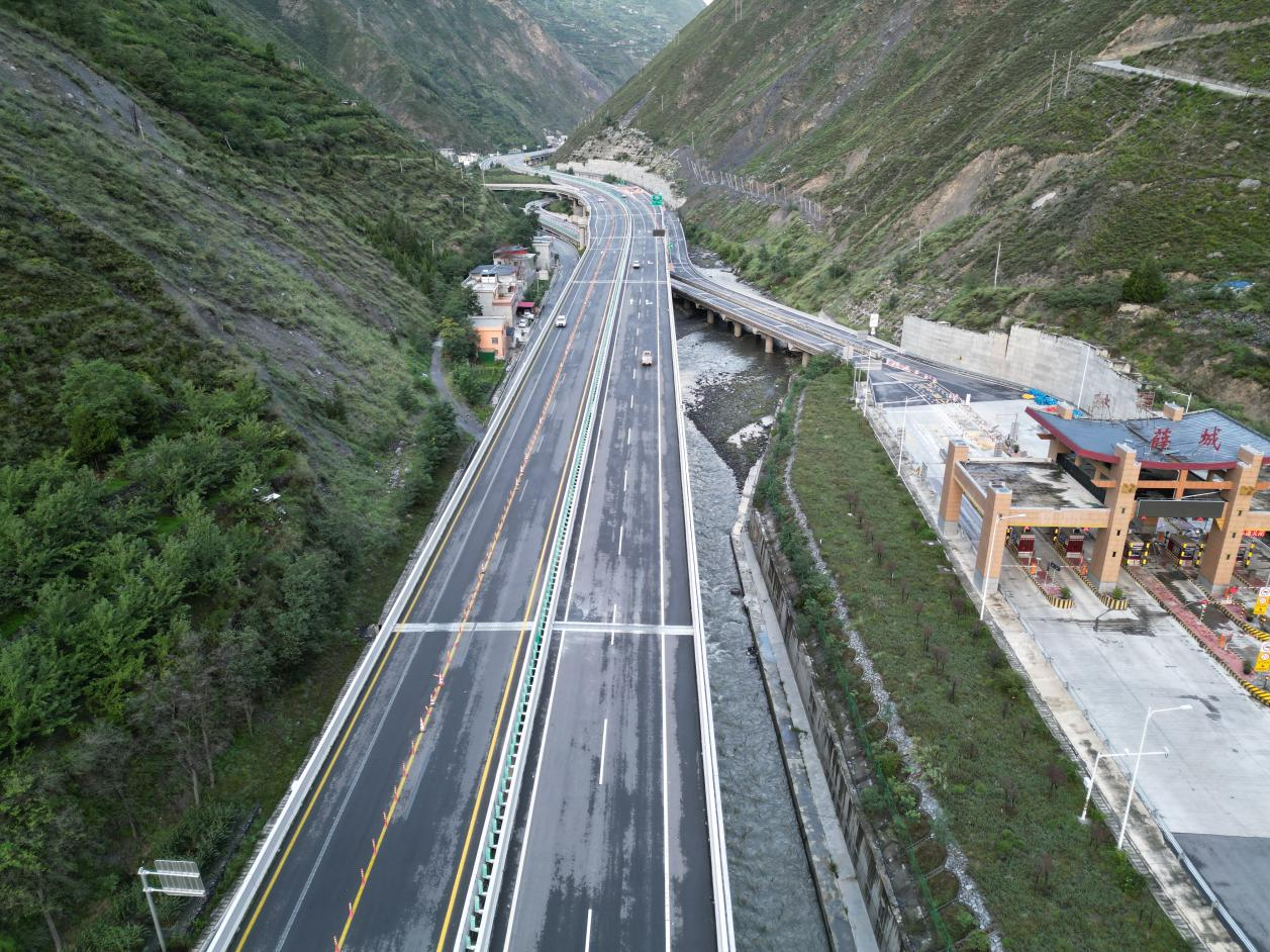 交通護航迎大運——汶馬高速（薛城段）主線正式開放雙向通行